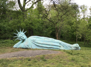 Fekvő Szabadság-szobor