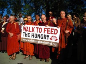 Segítség az élelmiszerválság enyhítésére – elkötelezett buddhizmus