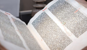 A Gutenberg Biblia és a Hjakumató Dháraní közös kiállítása