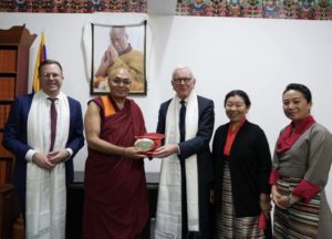Az Európai Parlament volt elnökének látogatása a Száműzetésben Élő Tibeti Parlamentben