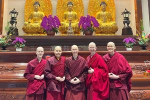 Öt amerikai szerzetesnő teljes bhiksuní avatása Tajvanon