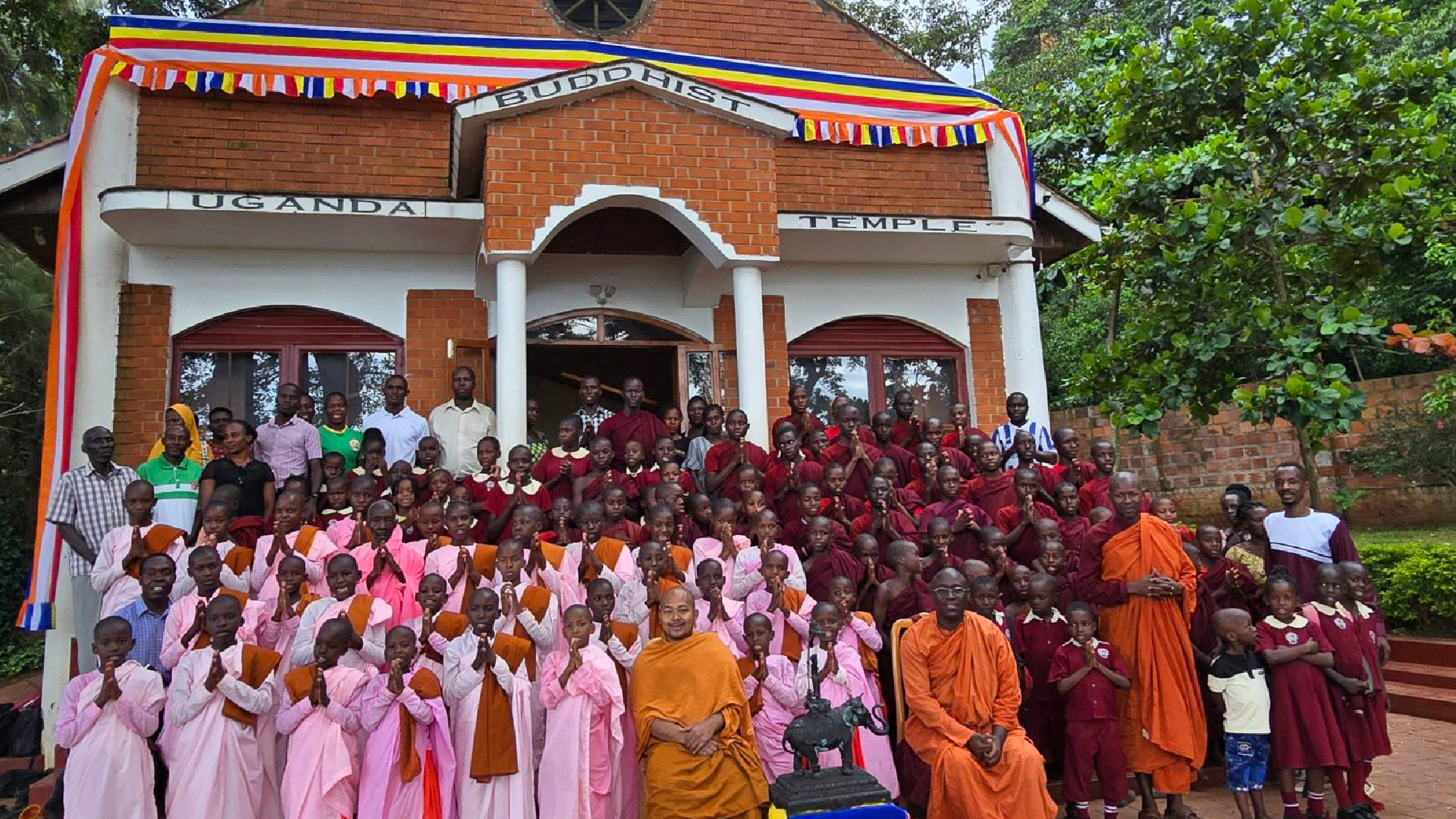 Buddhista béketábor Ugandában