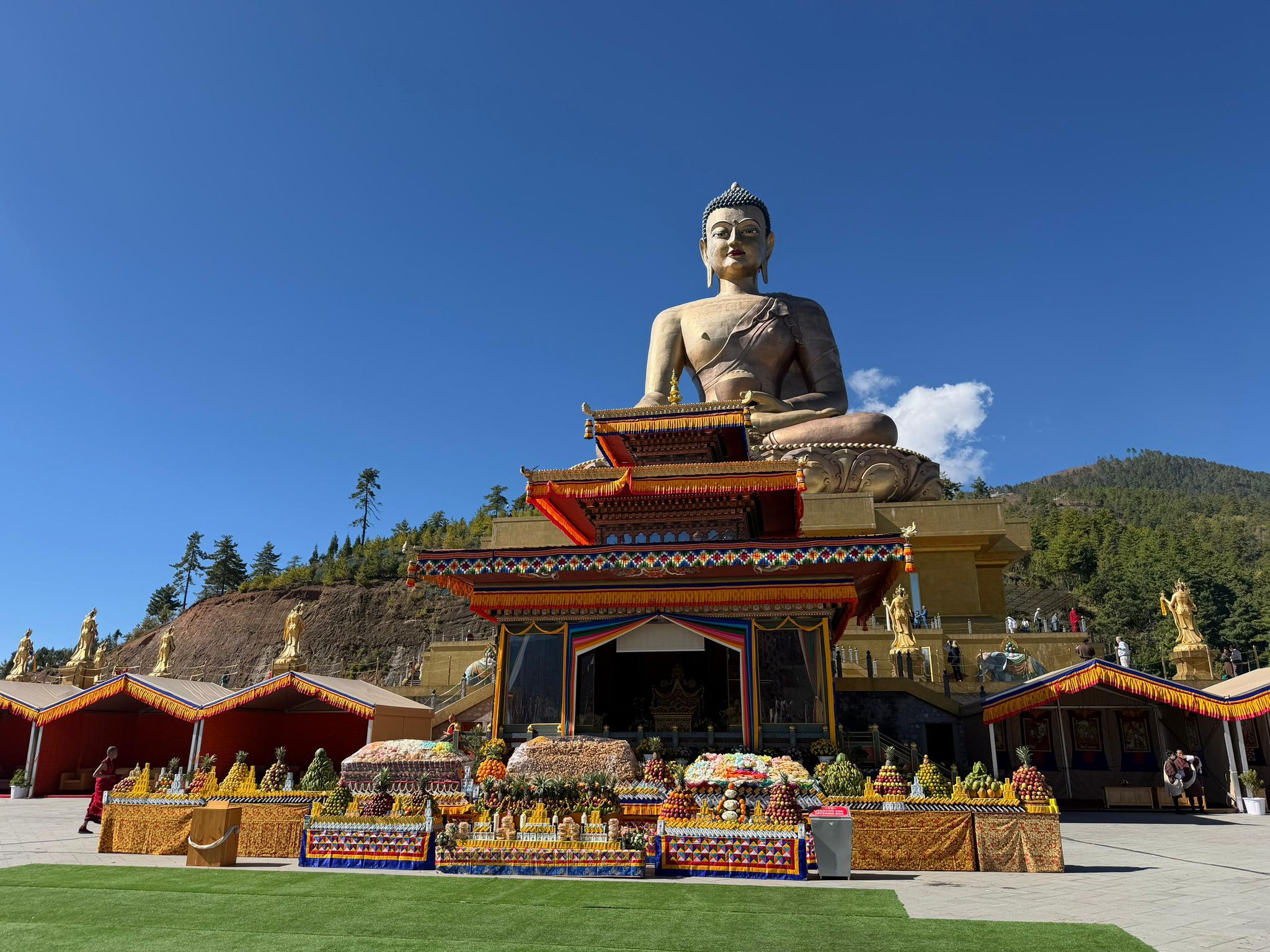 Vadzsrakilaja Dubcsent tartanak Bhutánban, Thimpu városában a nagy Buddha szobornál