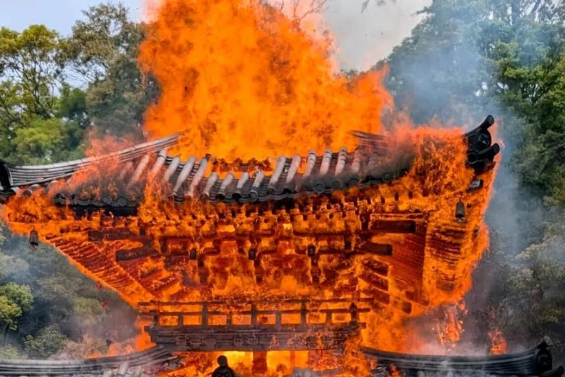Továbbra is ég az “örök láng” miután leégett az őt őrző japán templom